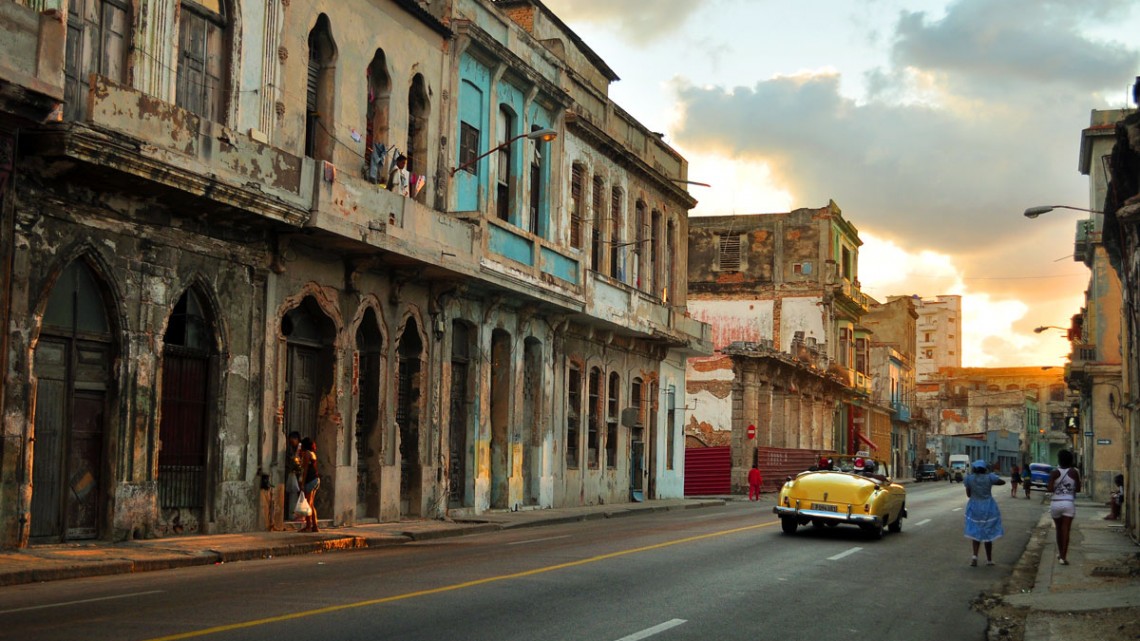 carro clássico numa das ruas degradadas de Havana