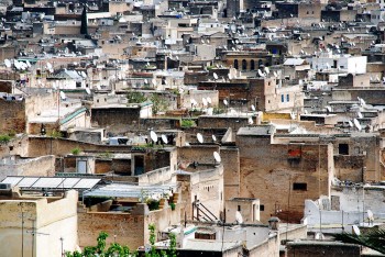 antenas parabólicas e casas da medida da cidade de Fez, em Marrocos.