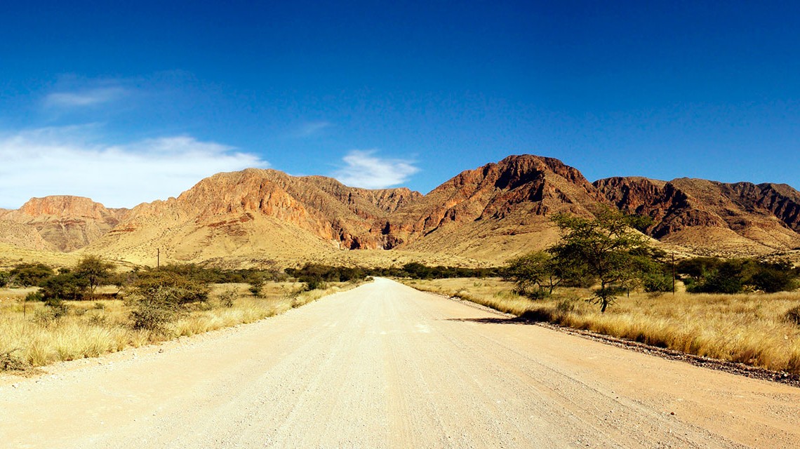 estrada no parque namib-naukluft na Namíbia