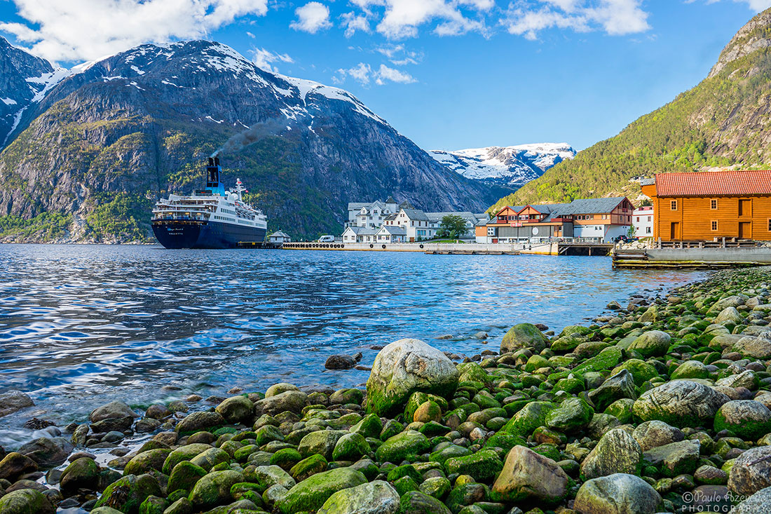 navio cruzeiro parado junto a povoação na baia de Eidfjord