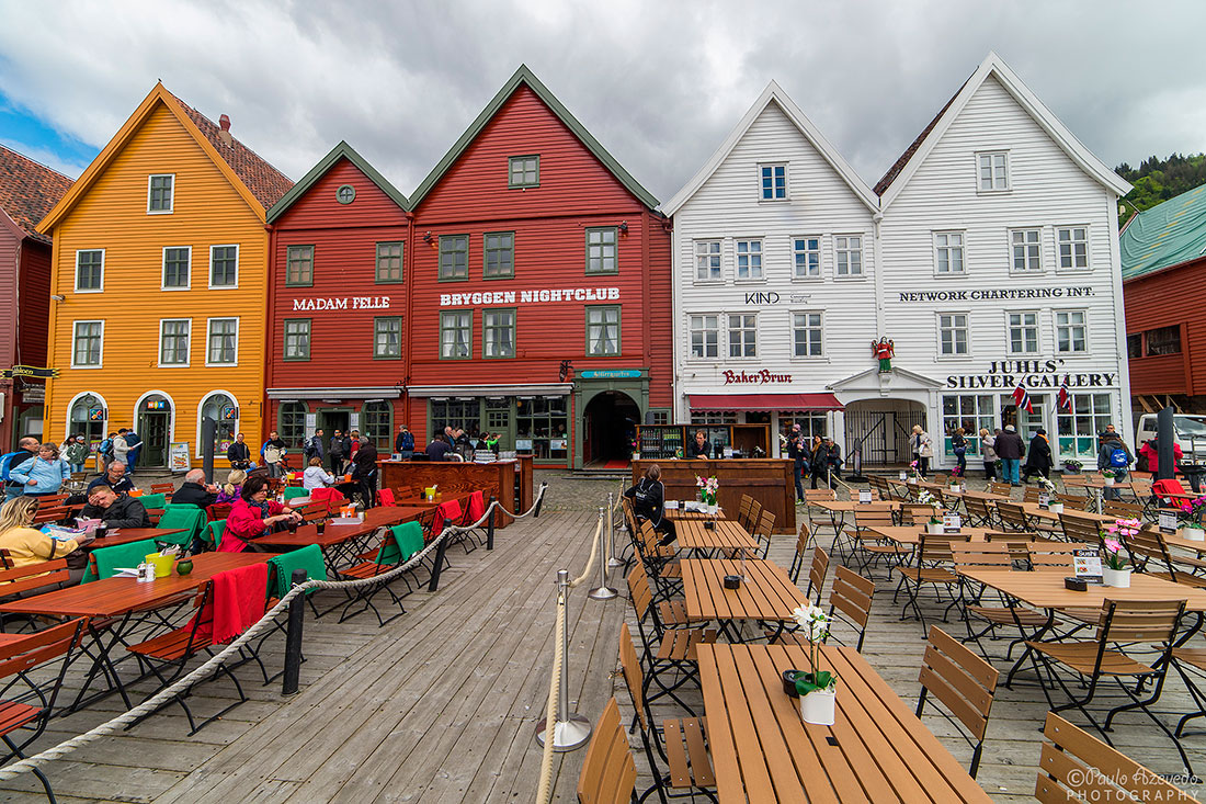 restaurantes, esplanadas e casas tradicionais no cais de Bryggen, em Bergen