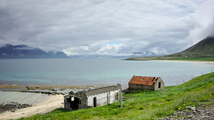 casas de uma quinta abandonada a caminho de Selardalur na Islândia