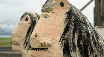 Escultura da réplica a fonte dos leões de Alhambra construída em Selardalur na Islândia