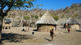 aparência de uma tradicional aldeia himba na Namíbia