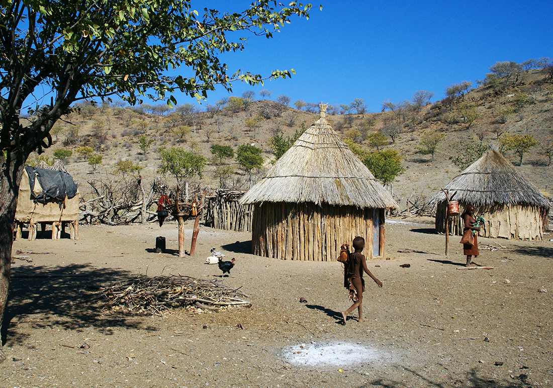 aparência de uma tradicional aldeia himba na Namíbia