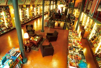 grande galeria repleta de livros e edições na livraria Altaïr