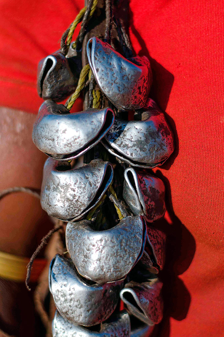 tipico colar de guizos usado por algumas tribos no Vale de Omo, Étiópia