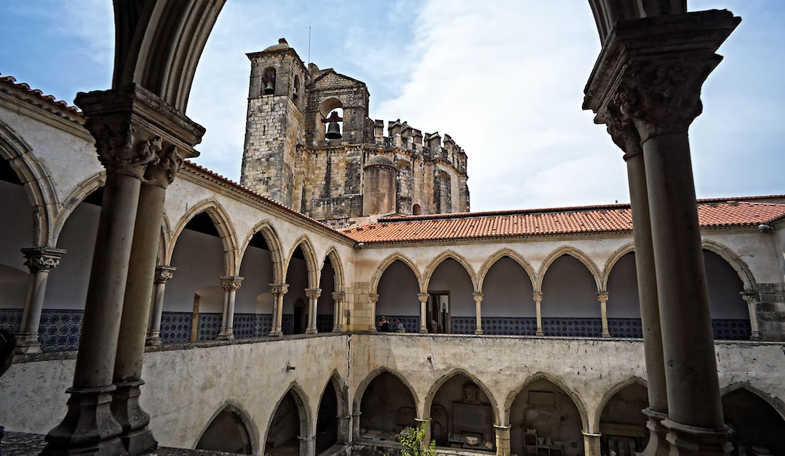 Um dos claustros do Convento de Cristo enquadrado por uma ogiva do primeiro piso