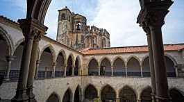 Um dos claustros do Convento de Cristo enquadrado por uma ogiva do primeiro piso