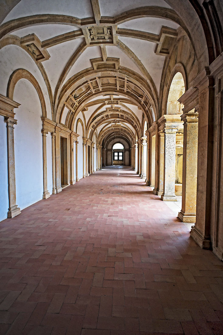 corredor forrado a tijoleira que ladeia os claustros do convento de Cristo ao nível térreo