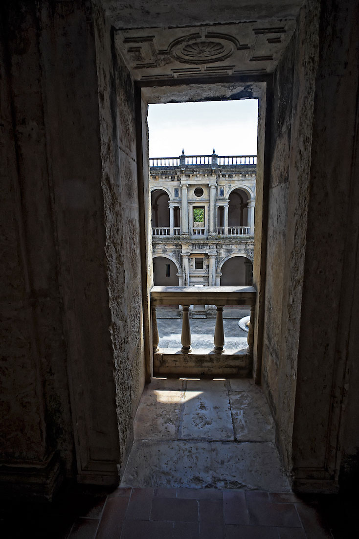 vista para claustro do convento de cristo desde uma janela