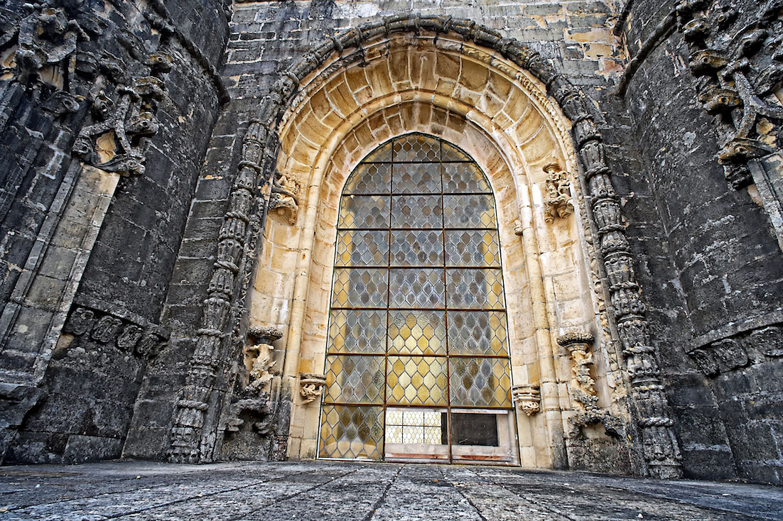janela ornamentada no terraço do convento de cristo