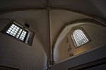 grandes janelas instaladas em abóbadas de sala do convento de cristo