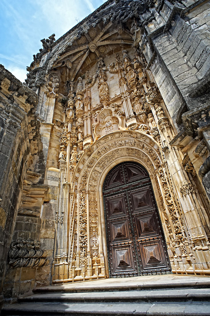 porta principal e muito ornamentada de entrada no convento de cristo