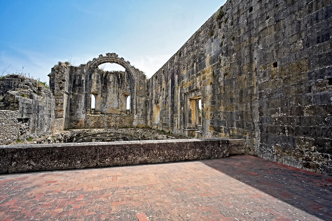 Ruínas de uma igreja nunca acabada no interior do Convento de Cristo