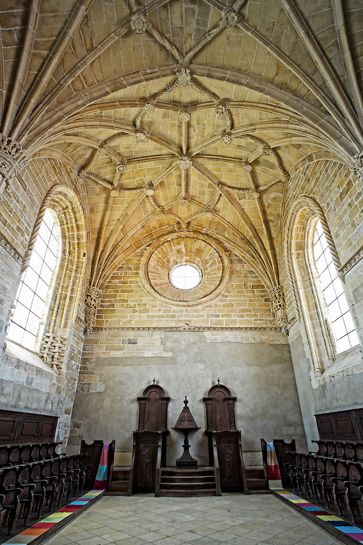 sala com grandes cadeirões de madeira, destinada às orações no convento de cristo