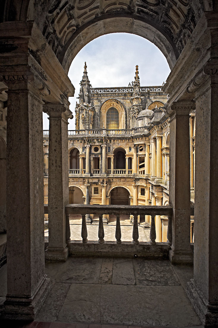 varanda com grande colunas de pedra com vista para claustro principal do convento de cristo