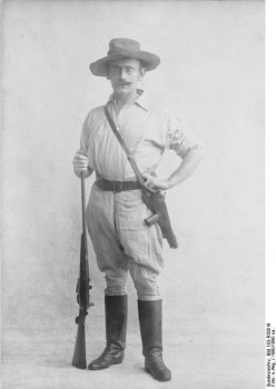 explorador alemão Carl Peters com com pistola e espingarda