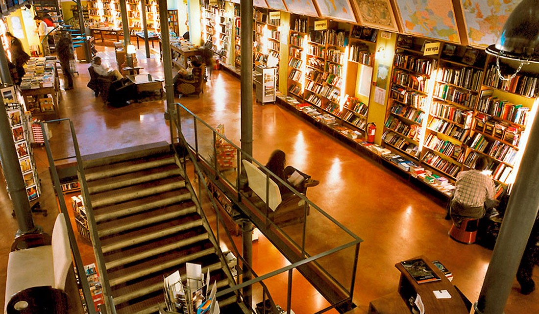 escadas entre pisos da livraria Altaïr