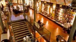 escadas entre pisos da livraria Altaïr