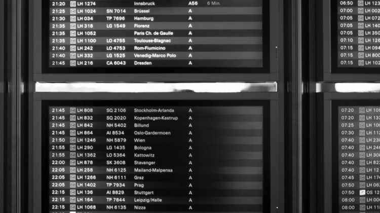 ecrãs com horários de voo no aeroporto de Frankfurt