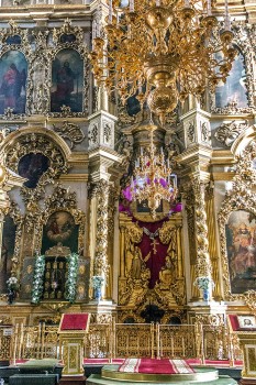 Candelabro e talha dourada no interior da Catedral da Dormição, Vladimir, Russia.