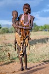 mãe hammer com filho ao colo no Vale de Omo na Etiópia