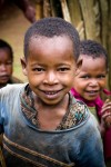 menino dorze, uma das tribos que habitam o Vale de Omo na Etiópia
