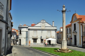 Pelourinho e igreja da Misericórdia em Palmela.