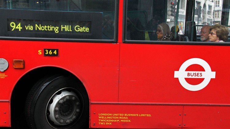 autocarro vermelho com destino a Notting Hill em Londres
