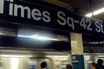 cais da estação de metro junto à times square e rua 42 em Manhattan, Nova Iorque