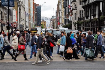 ingleses a atravessar a passadeira numa das rua de Londres