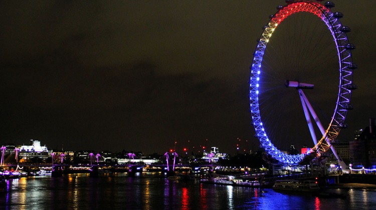 vista para o rio Tamisa e London Eye durante a noite