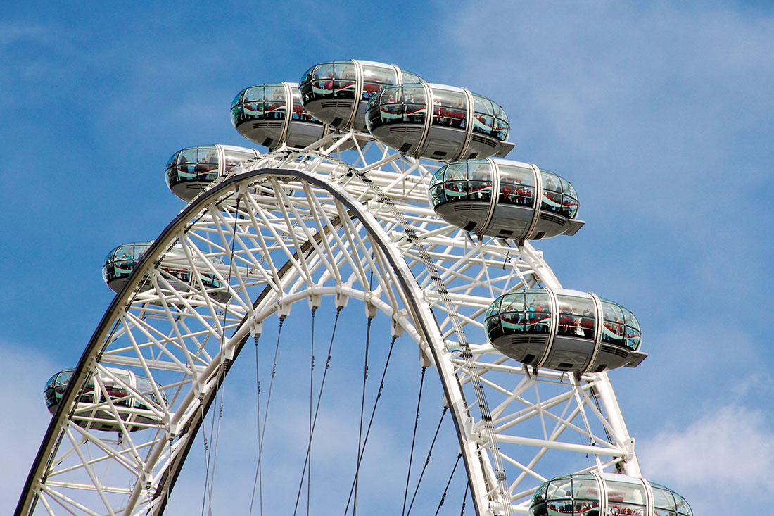 parte da roda do London Eye contra um céu azul em Londres