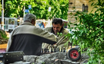 Dupla de homens a jogar xadrez numa numa rua de Lviv