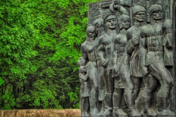 Escultura representativa dos heróis da União Soviética em Lviv