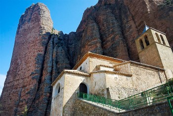 Igreja da aldeia de Riglos junto ao muro de pedra Mallo Pisón.