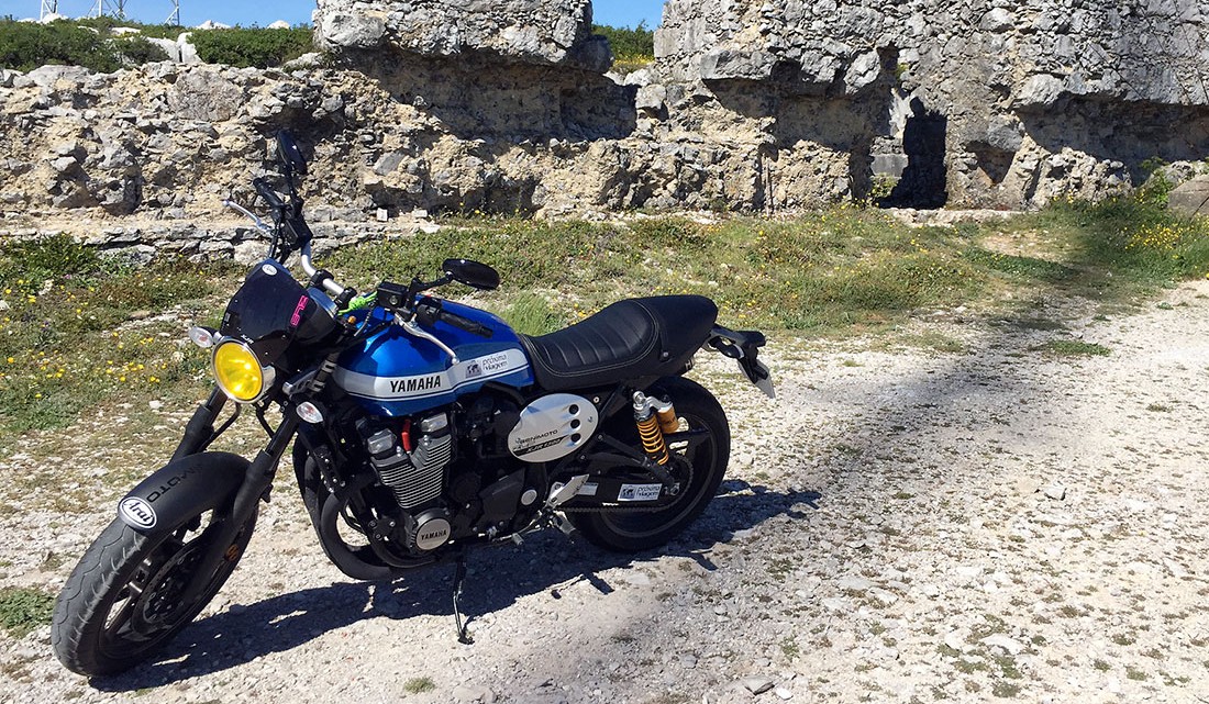 Moto Yamaha de cor azul estacionada no topo da serra de Montejunto.