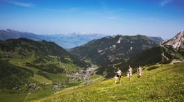 mulheres num trekking nas montanhas do liechtenstein, com vista para uma aldeia no vale