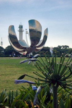 Vegetação e monumentos na praça das nações unidas em Buenos Aires.