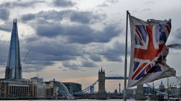 bandeira inglesa junto ao rio tamisa com ponte de Londres ao fundo