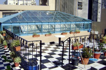 Clarabóia e plantas num terrado de um edifício em Buenos Aires.