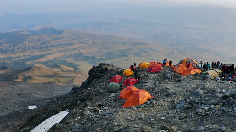 Acampamento com muitas tendas numa das enconstas do Monte Ararat