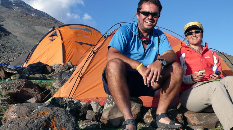 Artur Pegas e Luísa Tomé, da agência de viagens Papa Léguas, junto a tendas no monte Aratar.