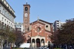Alameda frente a basílica de Santa Eufémia em Milão