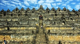 Fachada Principal do templo de Borobudur