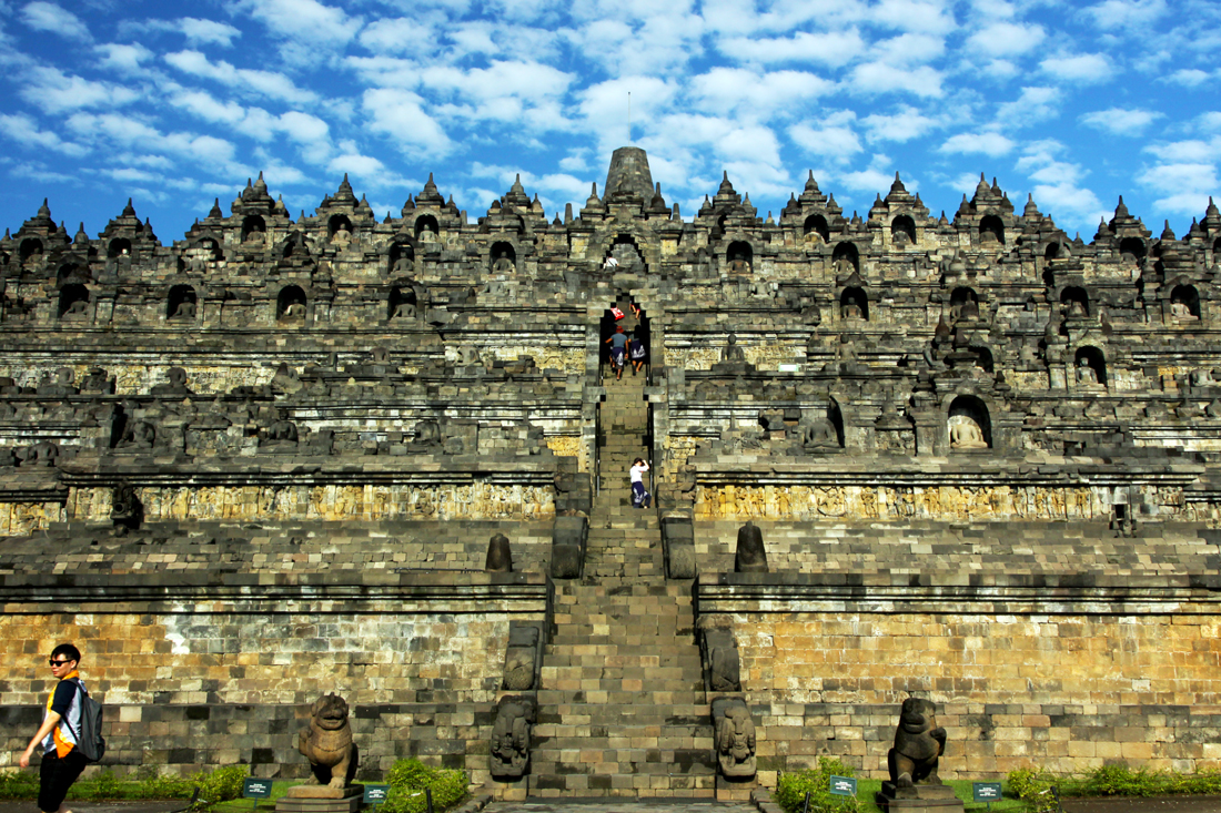 Fachada Principal do templo de Borobudur