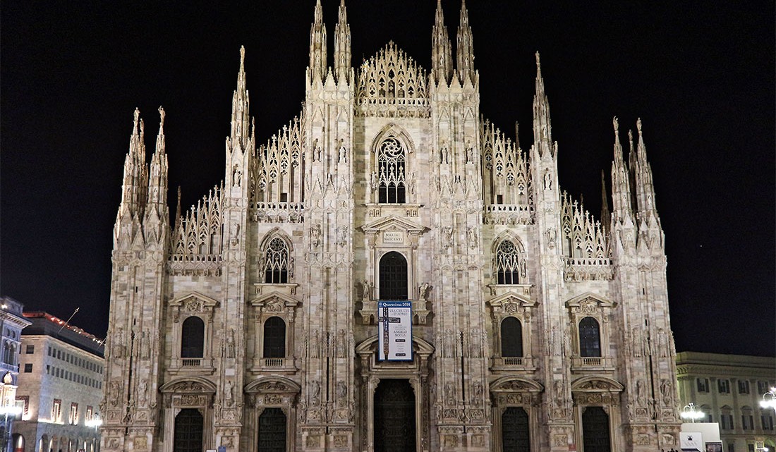 Catedral Duomo de Milão iluminada à noite