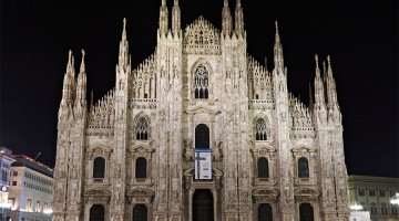 Catedral Duomo de Milão iluminada à noite