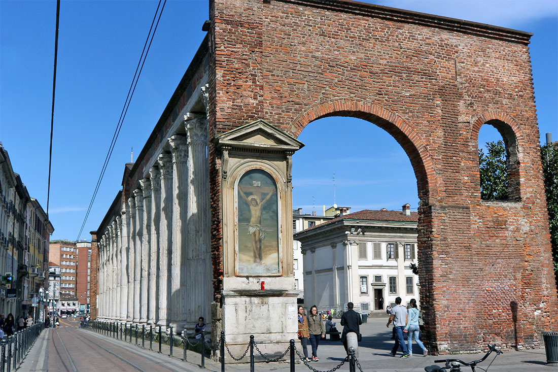 Arco em tijolo com imagem de Cristo e colunas de S. Lourenço em Milão
